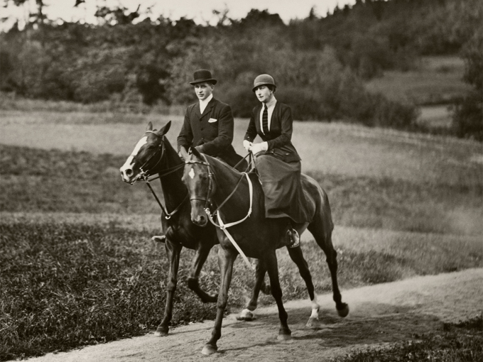 Dronning Maud var levende opptatt av ridning og hestehold. Foto: Det kongelige hoff